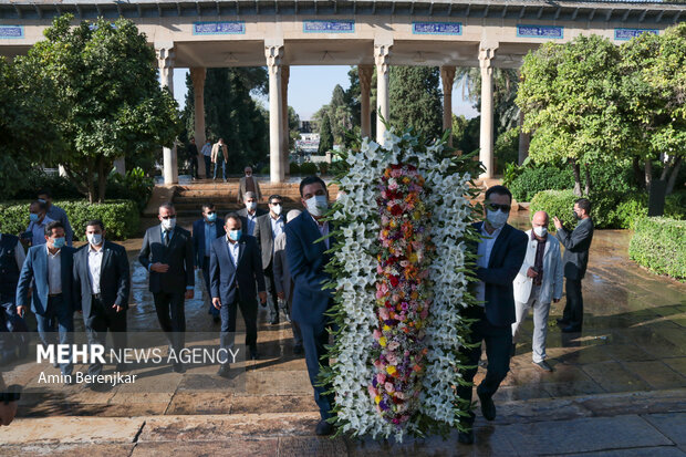 گلباران آرامگاه حافظ در شیراز