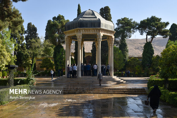 گلباران آرامگاه حافظ در شیراز