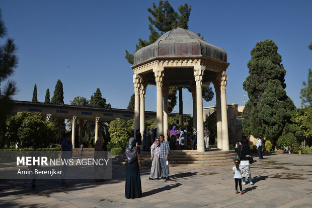 گلباران آرامگاه حافظ در شیراز