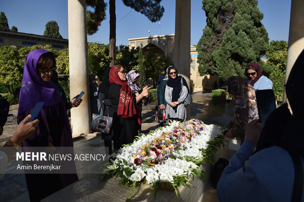 گلباران آرامگاه حافظ در شیراز
