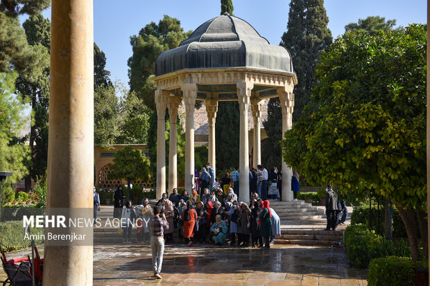 گلباران آرامگاه حافظ در شیراز