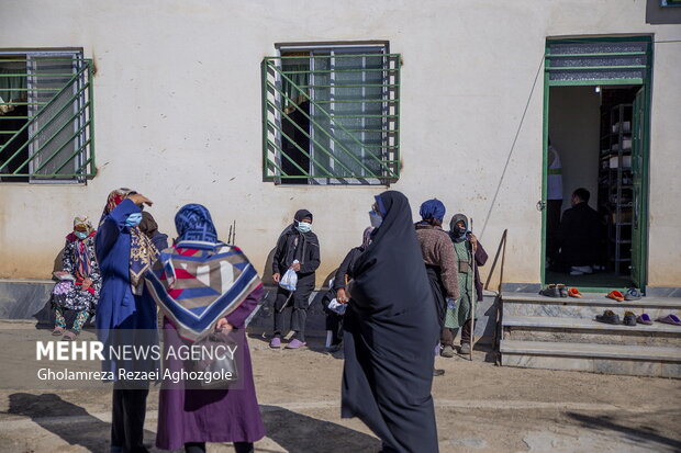 ویزیت رایگان اهالی روستای آغوزگله توسط گروه پزشکی نیروی انتظامی