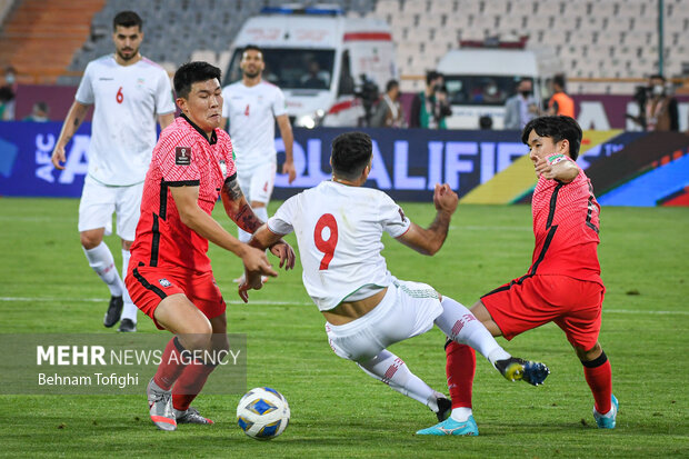 مباراة منتخبي إيران وكوريا الجنوبية لكرة القدم/ بالصور