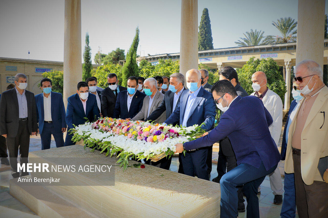 ایران کے ممتاز شاعر حافظ شیرازی کے مزار پر پھول چڑھائے گئے