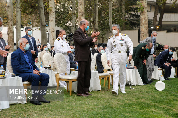 امیر دریادار حبیب الله سیاری معاون هماهنگ کننده ارتش در مراسم گرامیداشت روز دریانوردی حضور دارد