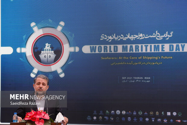 جلیل اسلامی معاون دریایی سازمان بنادر و دریانوردی در حال سخنرانی در مراسم گرامیداشت روز جهانی دریانوردی است