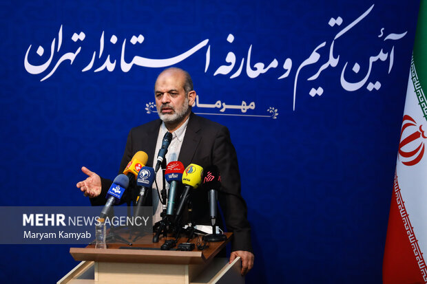 احمد وحیدی وزیر کشور در حال سخنرانی در مراسم تکریم و معارفه استاندار تهران  است