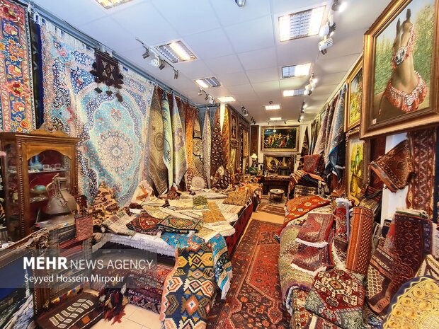 زیبایی های تارو پود در بازار فرش مشهد