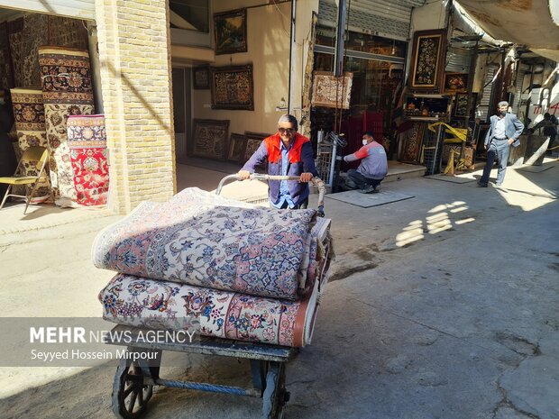 زیبایی های تارو پود در بازار فرش مشهد