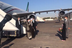 لحظه استقبال از رئیس جمهور در فرودگاه شیراز