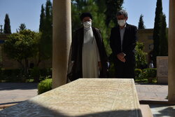 Raeisi visits Tomb of Hafez Shirazi