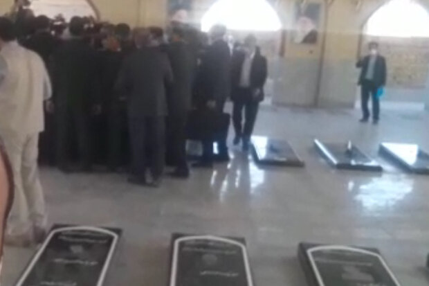 رئیس جمهور در گلزای شهدای روستای کناره حاضر شد