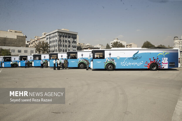  اتوبوس های سیار واکسیناسیون در مراسم افتتاح فاز دوم پویش جهادی واکسیناسیون شهروندان تهرانی  قرار دارند