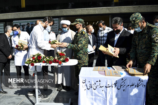 فرماندهان یگان اسب سوارنیروی انتظامی در حال تقدیر از کادر درمان بیمارستان فیروز آبادی هستند 