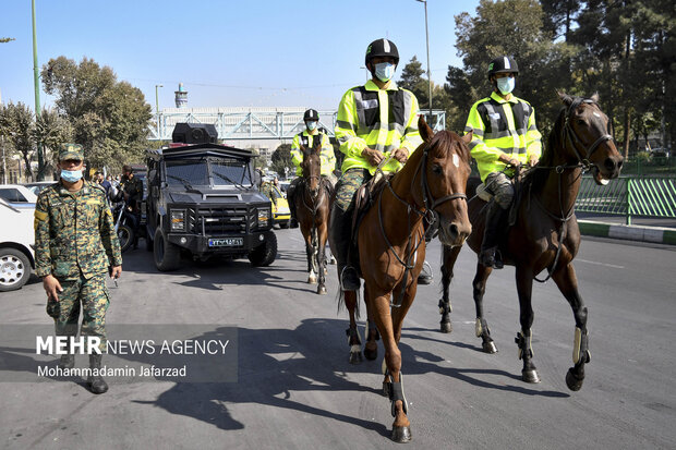 رژه یگان اسب سوار در خیابان فدائیان اسلام در روز پنج شنبه 22 مهر ماه 1400 در حال برگزاری است 