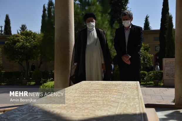 Raeisi visits Tomb of Hafez Shirazi
