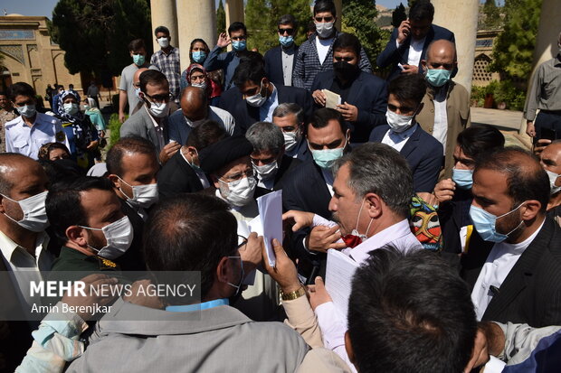 Raeisi visits Tomb of Hafez Shirazi
