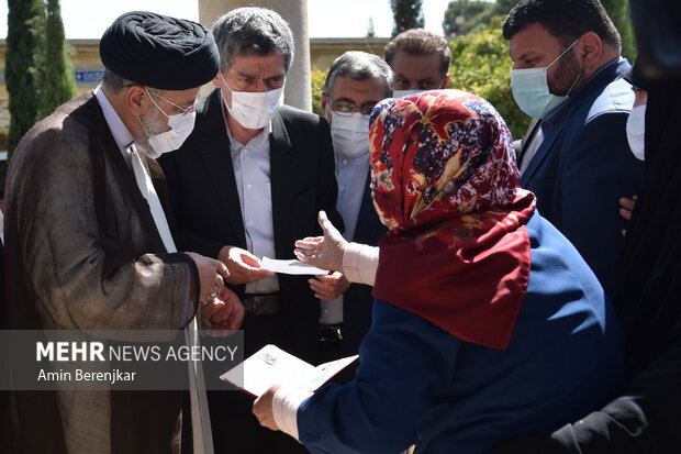 Raeisi visits Tomb of Hafez Shirazi
