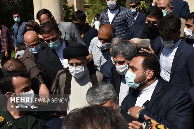 Raeisi visits Tomb of Hafez Shirazi
