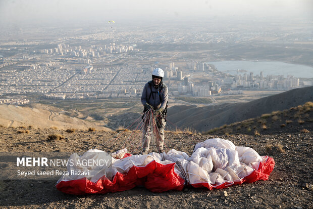 Paragliding over Persian Gulf Lake in Tehran
