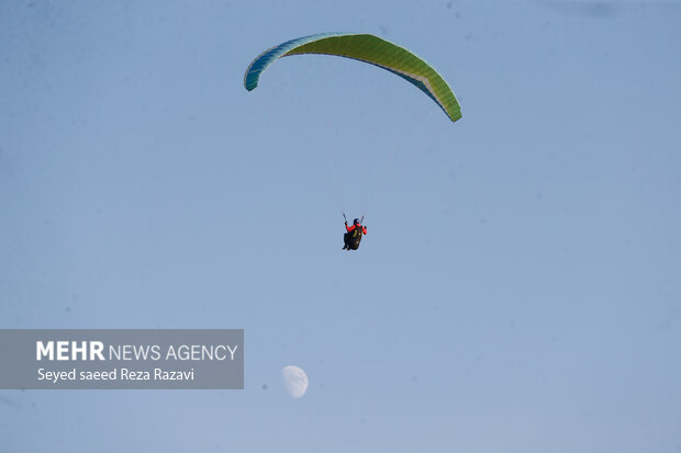 جشنواره ورزش های هوایی بر فراز دریاچه خلیج فارس تهران برگزار شد