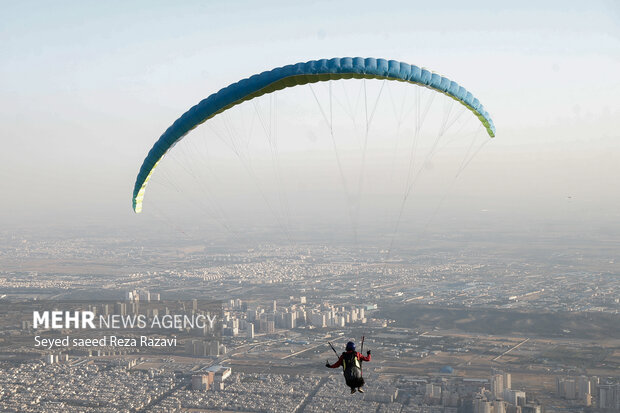 جشنواره ورزش های هوایی بر فراز دریاچه خلیج فارس تهران برگزار شد