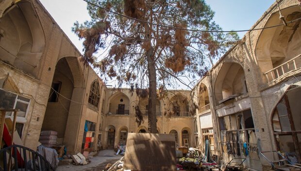 نفوذ آب از سقف بازار اصفهان / عایق بندی موقت انجام شد