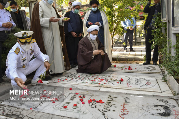 حجت الاسلام محمد حسنی رئیس سازمان عقیدتی سیاسی و امیر دریادار حبیب الله سیاری معاون هماهنگ کننده ارتش جمهوری اسلامی ایران در حال قرائت فاتحه و ادای احترام به مزار شهدای بهشت زهرا (س) هستند 