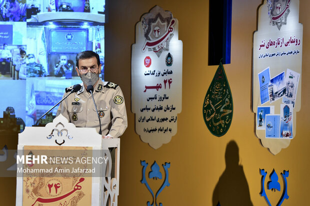 امیر شاهین تقی خانی سخنگوی ارتش جمهوری اسلامی ایران در حال سخنرانی و ارائه گزارش است 