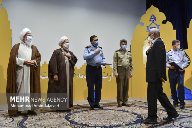 حجت الاسلام محمد حسنی رئیس سازمان عقیدتی سیاسی و  سایر مقامات سازمان عقیدتی سیاسی ارتش در حال تجلیل از پیشکسوتان ارتش جمهوری اسلامی ایران هستند