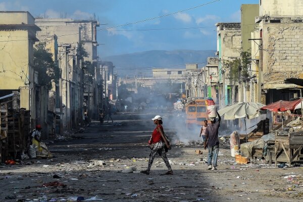 Armed gang in Haiti kidnaps 17 Americans