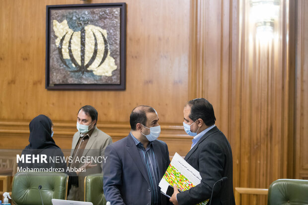 میثم مظفر از اعضای شورای شهر تهران در حال گفتگو با احمد صادقی از دیگر اعضای شورا در جلسه علنی شورای شهر تهران است