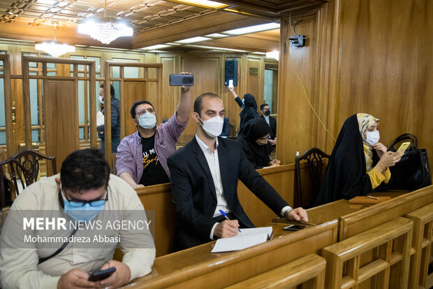 خبرنگاران در حال تهییه گزارش ازجلسه علنی شورای شهر تهران هستند