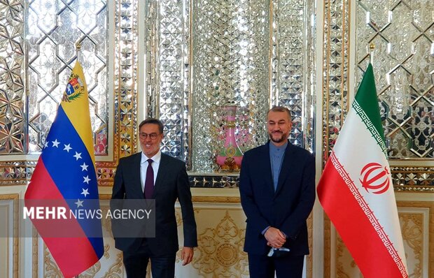 İran ve Venezuela dışişleri bakanları Tahran'da görüştü