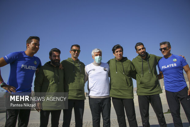 حمید سجادی وزیر ورزش و جوانان با جمع  ورزشکاران پیلاتس حاضر در مسیر  همایش پیاده روی صبح دوشنبه عکس پیاده روی می گیرد