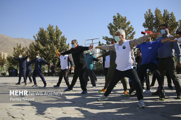  حمید سجادی وزیر ورزش و جوانان در حال انجام ورزش پیلاتس در حاشیه همایش پیاده روی صبح دوشنبه  است