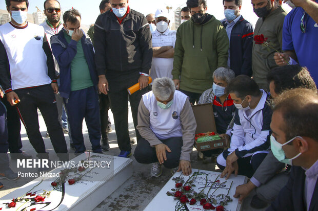  حمید سجادی وزیر ورزش و جوانان در پایان برنامه همایش پیاده روی صبح دوشنبه  بر مزار شهدا در مقبره الشهدای دریاچه چیتگر حضور پیدا کرد