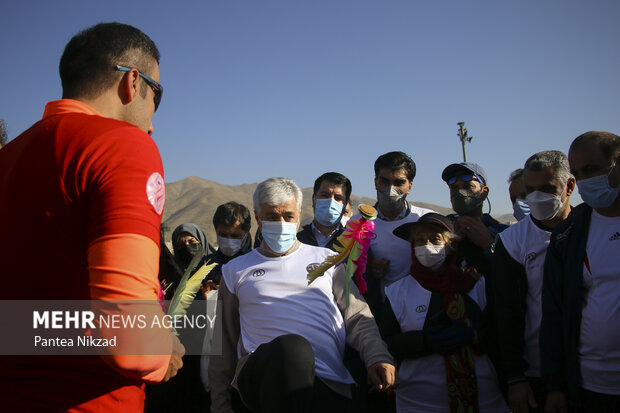  حمید سجادی وزیر ورزش و جوانان در جمع ورزشکاران حاضر  در مسیر همایش پیاده روی صبح دوشنبه حضور پیدا کرد و همراه آنان به انجام تمرینات ورزشی پرداخت