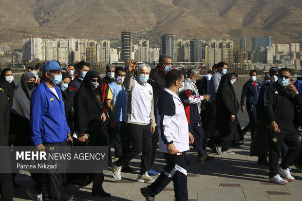حمید سجادی وزیر ورزش و جوانا در همایش پیاده روی در دریاچه شهدای خلیج فارس حضور دارد