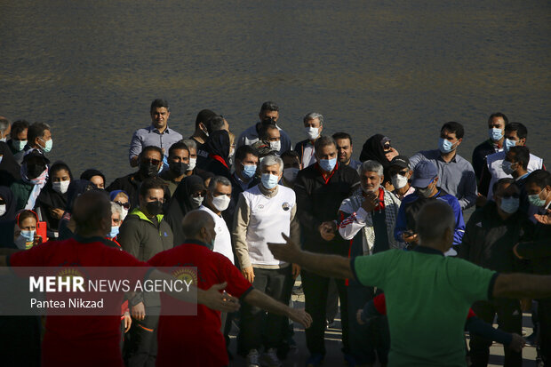 حمید سجادی وزیر ورزش و جوانان در جمع ورزشکاران حاضر  در مسیر همایش پیاده روی صبح دوشنبه حضور پیدا کرد