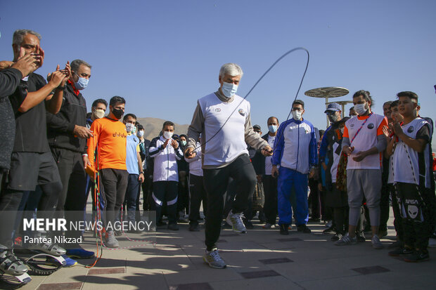 حمید سجادی وزیر ورزش و جوانان در جمع ورزشکاران  طناب بازی حاضر  در مسیر همایش پیاده روی صبح دوشنبه حضور پیدا کرد و خود نیز اقدام به طناب زنی نمود