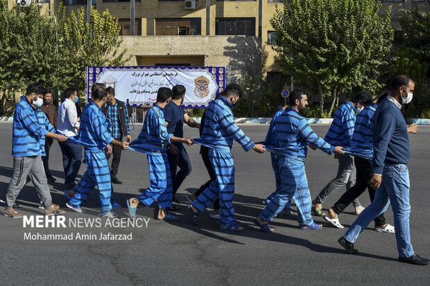 متهمین دستگیر شده در چهارمین مرحله طرح کاشف پلیس آگاهی در مرکز فرماندهی آگاهی تهران حضوردارند
