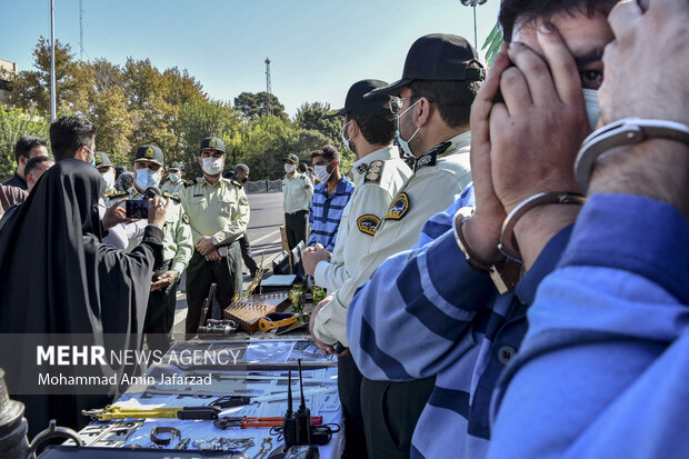سردار حسین رحیمی رئیس پلیس پایتخت درحال بازدید از اموال مکشوفه از متهمین در چهارمین مرحله طرح کاشف پلیس آگاهی است
