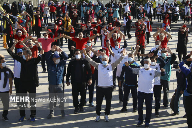 حمید سجادی وزیر ورزش و جوانان در حال ورزش در همایش پیاده روی است