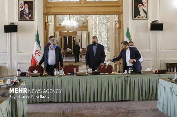 حسین امیرعبداللهیان وزیر امور خارجه درحال ورود به نشست مشترک وزرای بهداشت درمان و آموزش پزشکی و  میراث فرهنگی و صنایع دستی است