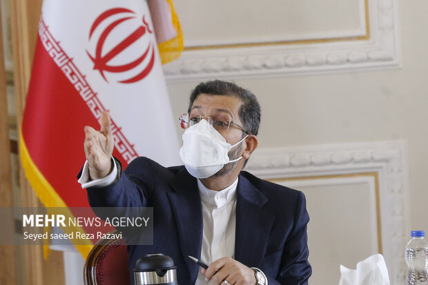 سعید خطیب‌زاده سخنگوی وزارت خارجه در نشست مشترک با وزرای بهداشت درمان و آموزش پزشکی و  میراث فرهنگی و صنایع دستی درحال سخنرانی است