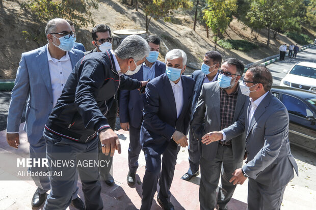 حمید سجادی وزیر ورزش و جوانان به همراه امیر محسنی مدیرعامل سازمان ورزش شهرداری تهران در حال ورود به سالن اسکواش برج میلاد هستند