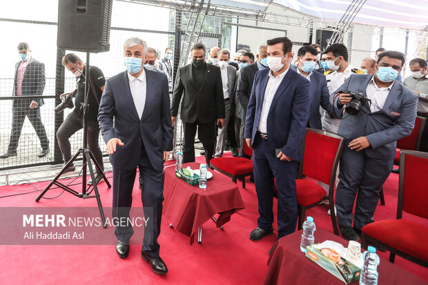 حمید سجادی وزیر ورزش و جوانان در حال آمدن به محل برگزاری برنامه افتتاح باشگاه اسکواش و بازی های راکتی برج میلاد است