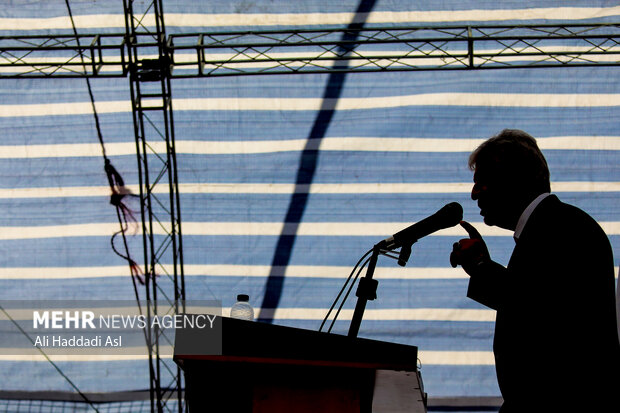 حمید سجادی وزیر ورزش و جوانان در حال سخنرانی در آئین افتتاح باشگاه اسکواش و بازی های راکتی برج میلاد است