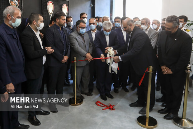 حمید رسولی وزیر ورزش و جوانان در حال افتتاح باشگاه اسکواش و بازی های راکتی برج میلاد است